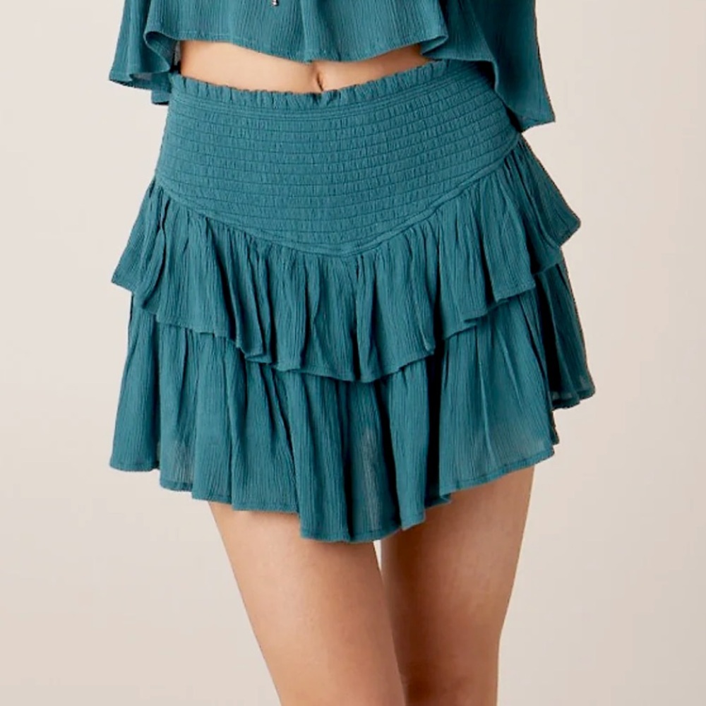 🍒 NWOT 🍒 SKORT ONLY smocked high waist and ruffle detail - teal